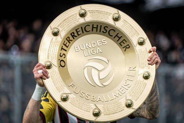 AUSTRIA WIEN - LASK Player of LASK Christoph Lang celebrates with the trophy as LASK being crowned as Austrian football champions during the 32th round of the Admiral Bundesliga football match between Austria Vienna and LASK Linz (Linzer Athletik Klub). Generali Arena, Vienna, Austria, May 17, 2026. Photo by Branislav Racko Copyright: xx _BRR5455