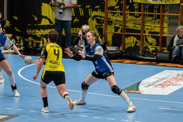 HSG Blomberg Lippe GER vs Borussia Dortmund GER Handball, 1 Handball Bundesliga Women, Final, Match 1, 17 5 2026, Season 2025 2026, Dortmund Nieke Kuehne HSG Blomberg Lippe, 09 defends against Alina Grijseels Borussia Dortmund, 04 Dortmund Sporthalle Wellinghofen Germany