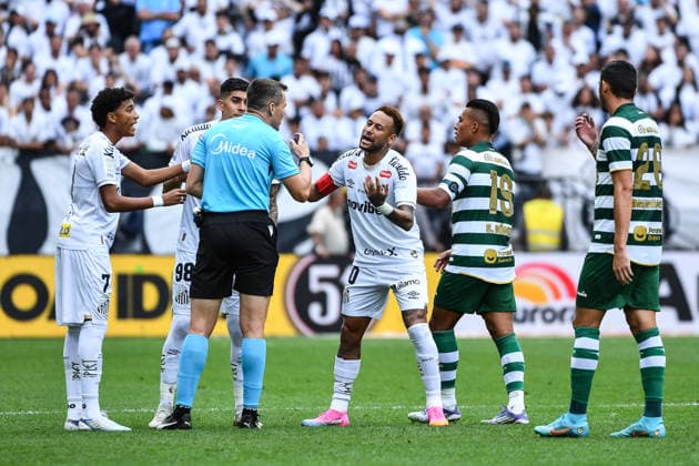 Santos x Coritiba SaO PAULO, SP - 17.05.2026: SANTOS X CORITIBA - Neymar Jr of Santos leaves the game after arguing with referee Paulo Cesar Zanovelli da Silva and the fourth official during the match between Santos x Coritiba, valid for the sixteenth round of the 2026 Brazilian Football Championship, this Sunday (17), at Neo Quimica Arena, SP. (Photo: Roberto Casimiro Fotoarena) x2944872x  RobertoxCasimiro