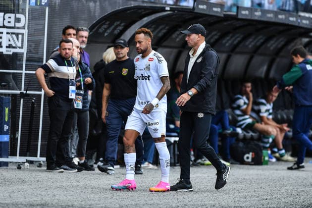 Santos x Coritiba SaO PAULO, SP - 17.05.2026: SANTOS X CORITIBA - Neymar Jr of Santos leaves the game after arguing with referee Paulo Cesar Zanovelli da Silva and the fourth official during the match between Santos x Coritiba, valid for the sixteenth round of the 2026 Brazilian Football Championship, this Sunday (17), at Neo Quimica Arena, SP. (Photo: Roberto Casimiro Fotoarena) x2944874x  RobertoxCasimiro