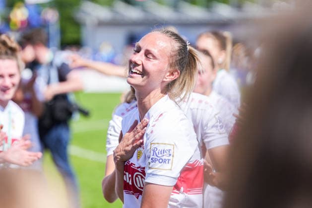 2 Womens Bundesliga SC Sand vs VfB Stuttgart, 17 05 2026 Meike Meßmer VfB Stuttgart, 29 who is welcomed by her team as she ends her career 2 Womens Bundesliga SC Sand vs VfB Stuttgart, Adams Arena SC Sand, 17 05 2026 DFB DFL REGULATIONS PROHIBIT ANY USE OF PHOTOGRAPHS AS IMAGE SEQUENCES AND OR QUASI VIDEO Copyright: xBEAUTIFULxSPORTS Boscox