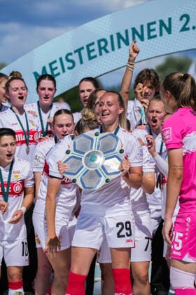 2 Frauen Bundesliga SC Sand vs VfB Stuttgart, 17 05 2026 The VfB Stuttgart team at the championship celebration and holding up the trophy 2 Frauen Bundesliga SC Sand vs VfB Stuttgart, Adams Arena SC Sand, 17 05 2026 DFB DFL REGULATIONS PROHIBIT ANY USE OF PHOTOGRAPHS AS IMAGE SEQUENCES AND OR QUASI VIDEO Copyright: xBEAUTIFULxSPORTS Boscox