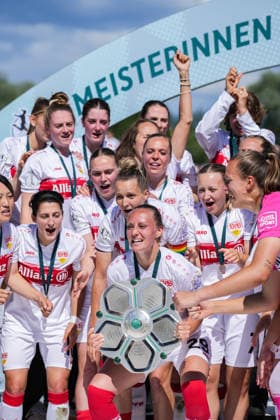 2 Frauen Bundesliga SC Sand vs VfB Stuttgart, 17 05 2026 The VfB Stuttgart team at the championship celebration and holding up the trophy 2 Frauen Bundesliga SC Sand vs VfB Stuttgart, Adams Arena SC Sand, 17 05 2026 DFB DFL REGULATIONS PROHIBIT ANY USE OF PHOTOGRAPHS AS IMAGE SEQUENCES AND OR QUASI VIDEO Copyright: xBEAUTIFULxSPORTS Boscox