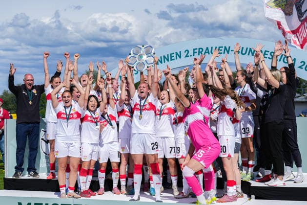 2 Frauen Bundesliga SC Sand vs VfB Stuttgart, 17 05 2026 The VfB Stuttgart team at the championship celebration and holding up the trophy 2 Frauen Bundesliga SC Sand vs VfB Stuttgart, Adams Arena SC Sand, 17 05 2026 DFB DFL REGULATIONS PROHIBIT ANY USE OF PHOTOGRAPHS AS IMAGE SEQUENCES AND OR QUASI VIDEO Copyright: xBEAUTIFULxSPORTS Boscox