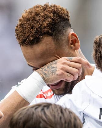 Brasileirao 2026: Santos vs. Coritiba SAO PAULO, BRAZIL - MAY 16: Neymar gets emotional before the match between Santos and Coritiba, valid for the Sixteenth round of the Brasileirao 2026, this Sunday (17), at Neo Quimica Arena, SP, Brazil on May 17, 2026. Copyright: xJhonyxInacioxJhonyxInaciox