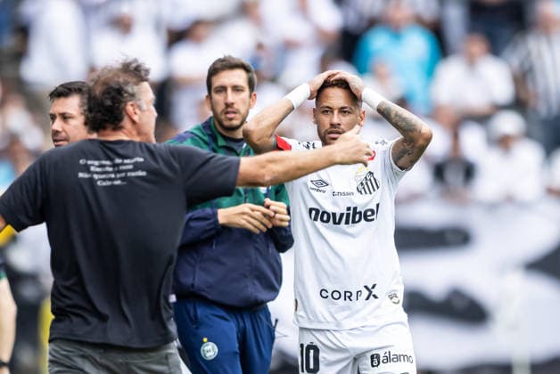 Brasileirao 2026: Santos vs. Coritiba SAO PAULO, BRAZIL - MAY 16: Neymar is substituted after confusion involving substitutions and the fourth official in the match between Santos and Coritiba, valid for the Sixteenth round of the Brasileirao 2026, this Sunday (17), at Neo Quimica Arena, SP, Brazil on May 17, 2026. Copyright: xJhonyxInacioxJhonyxInaciox