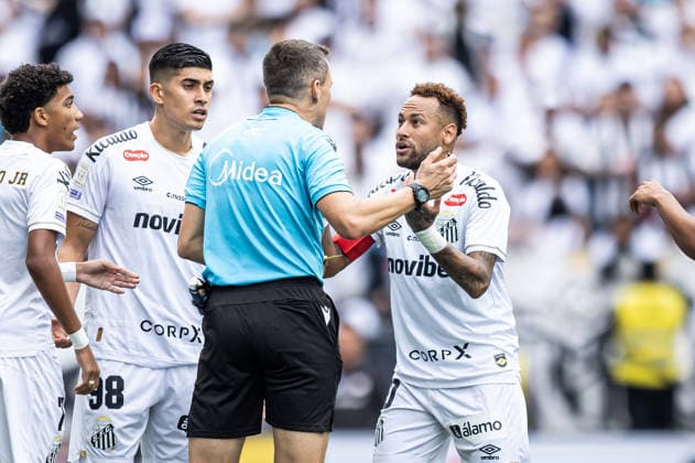 Brasileirao 2026: Santos vs. Coritiba SAO PAULO, BRAZIL - MAY 16: Neymar is substituted after confusion involving substitutions and the fourth official in the match between Santos and Coritiba, valid for the Sixteenth round of the Brasileirao 2026, this Sunday (17), at Neo Quimica Arena, SP, Brazil on May 17, 2026. Copyright: xJhonyxInacioxJhonyxInaciox