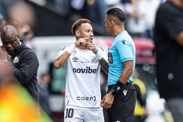 Brasileirao 2026: Santos vs. Coritiba SAO PAULO, BRAZIL - MAY 16: Neymar is substituted after confusion involving substitutions and the fourth official in the match between Santos and Coritiba, valid for the Sixteenth round of the Brasileirao 2026, this Sunday (17), at Neo Quimica Arena, SP, Brazil on May 17, 2026. Copyright: xJhonyxInacioxJhonyxInaciox
