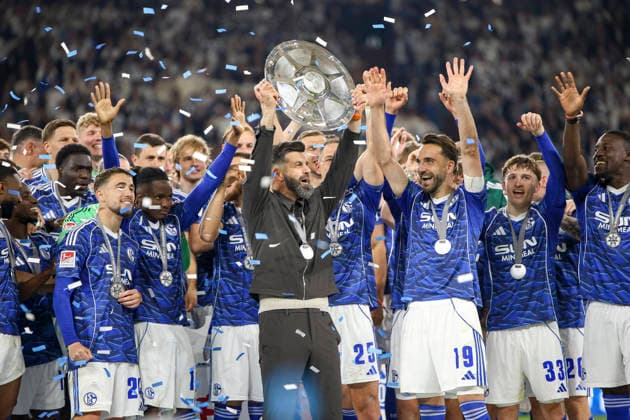 17 05 2026, GER, Football, Men, 2 BL, Season 2025 2026, FC Schalke 04 Eintracht Braunschweig Coach Miron Muslic S04 becomes champion of the 2 Bundesliga and holds the cup in the air Gelsenkirchen VELTINS Arena Nordrhein Westfalen Germany Copyright: xAdrianxSchlüterx