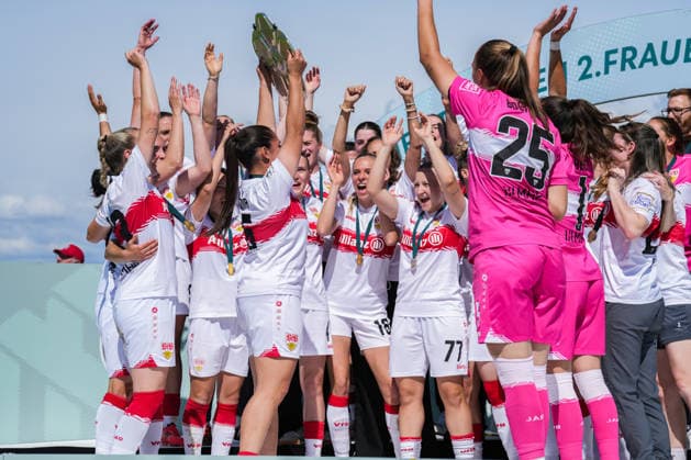 2 Frauen Bundesliga SC Sand vs VfB Stuttgart, 17 05 2026 The VfB Stuttgart team at the championship celebration and holding up the trophy 2 Frauen Bundesliga SC Sand vs VfB Stuttgart, Adams Arena SC Sand, 17 05 2026 DFB DFL REGULATIONS PROHIBIT ANY USE OF PHOTOGRAPHS AS IMAGE SEQUENCES AND OR QUASI VIDEO Copyright: xBEAUTIFULxSPORTS Boscox