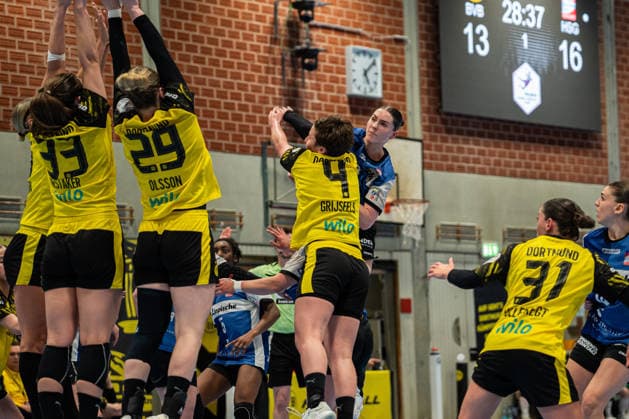 HSG Blomberg Lippe GER vs Borussia Dortmund GER Handball, 1 Handball Bundesliga Women, Final, Match 1, 17 5 2026, Season 2025 2026, Dortmund Andrea Jacobsen HSG Blomberg Lippe, 04 in goal throw, is blocked by Guro Nestaker Borussia Dortmund, 33 , Emma Olsson Borussia Dortmund, 29 and Alina Grijseels Borussia Dortmund, 04 Dortmund Sporthalle Wellinghofen Germany