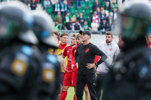 Dejection at head coach Alexander Ende Fortuna Duesseldorf about the relegation from the 2 Bundesliga, shielded by police forces, SpVgg Greuther Fuerth vs Fortuna Duesseldorf, football, men, 2 Bundesliga, DFL, season 2025 2026, 34 matchday, second round, 17 05 2026 DFB regulations prohibit any use of photographs as image sequences and or quasi video Fuerth Bayern Germany Copyright: xkolbert-press MartinxAgüerax