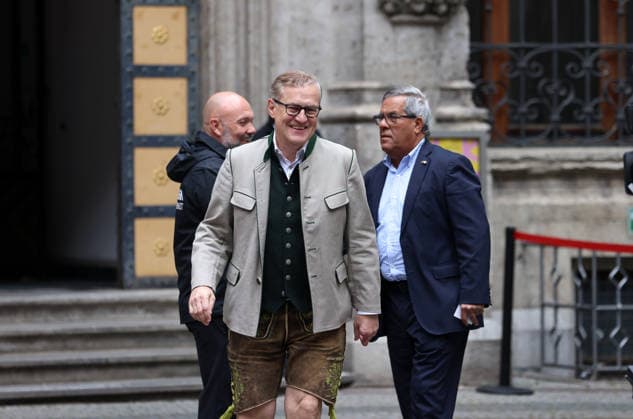 Football, men, Bundesliga, 2025 2026 season, FC Bayern Munich, championship celebration, Rathausbalkon, Marienplatz Jan Christian Dreesen, Chairman of the Board FC Bayern Munich in traditional costume in the inner courtyard of the town hall on the way to the championship celebration