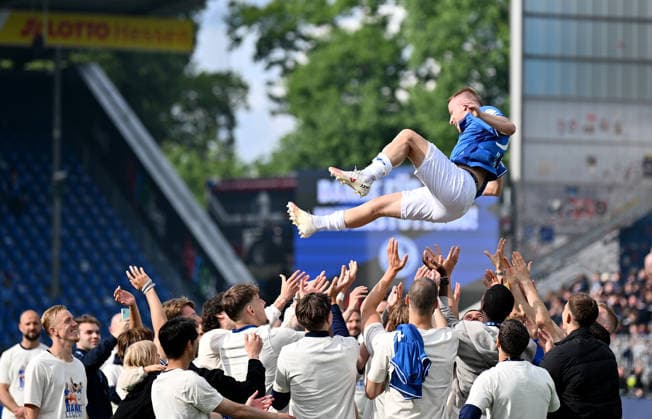 17 05 2026, xfux, Fußball 2 Bundesliga, SV Darmstadt 98 SC Paderborn 07 v l Fabian Holland SV Darmstadt 98 jubeln jubiliert nach Spielende DFL DFB REGULATIONS PROHIBIT ANY USE OF PHOTOGRAPHS as IMAGE SEQUENCES and or QUASI VIDEO Darmstadt