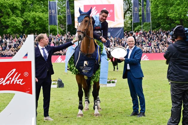 GER Al Shira aa German Jumping Dressage Derby Hamburg, Al Shira aa 95 German Jumping Derby 17 05 2026, GER Al Shira aa German Jumping Dressage Derby Hamburg, PAl Shira aa 95 German Jumping Derby presented by Melitta CSI4 Al Shira aa Derby Tour Final in the picture winner Frederic Tillmann GER on DSP Comanche VL at the award ceremony First Mayor Dr. Peter Tschentscher presents the prize nordphotoxGmbH xWitke nph00002