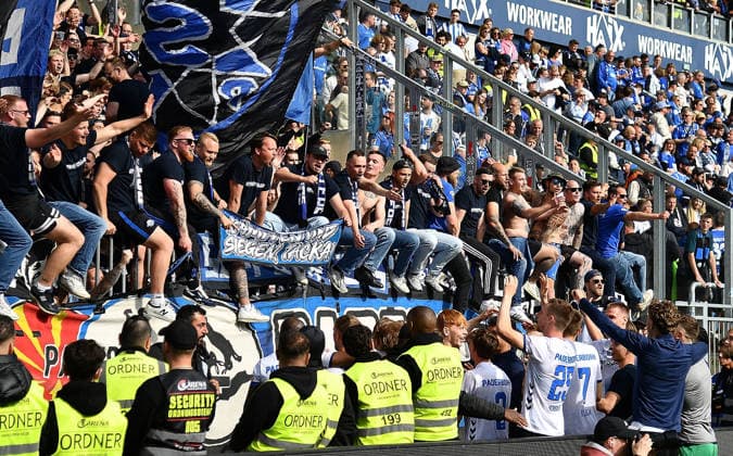 17 05 2026, xhbx, Fußball 2 Bundesliga, SV Darmstadt 98 SC Paderborn 07 v l Mannschaft, Spieler von SC Paderborn 07, Fans, Schal, Stimmung, Fahne von SC Paderborn 07 jubeln jubiliert nach Spielende DFL DFB REGULATIONS PROHIBIT ANY USE OF PHOTOGRAPHS as IMAGE SEQUENCES and or QUASI VIDEO Darmstadt