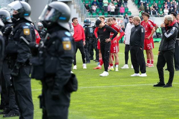 Dejection, disappointment among head coach Alexander Ende Fortuna Duesseldorf and F95 sports director Sven Mislintat and the players after the relegation, police forces shield the pitch, SpVgg Greuther Fuerth vs Fortuna Duesseldorf, football, men, 2 Bundesliga, DFL, season 2025 2026, 34 matchday, second round, 17 05 2026 DFB regulations prohibit any use of photographs as image sequences and or quasi video Fuerth Bayern Germany Copyright: xkolbert-press MartinxAgüerax