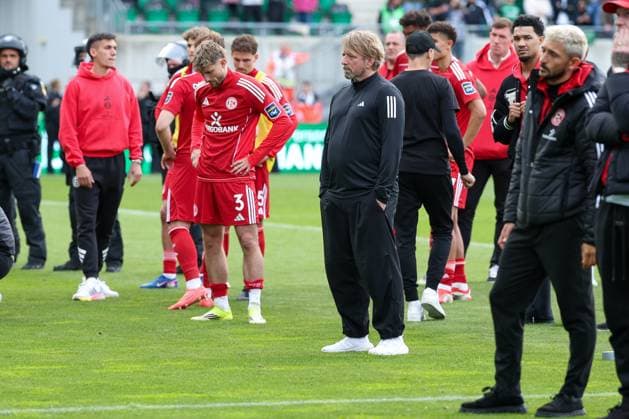 F95 Sportchef Sven Mislintat disappointed as well as the team of Duesseldorf after the relegation, shielded by police forces, SpVgg Greuther Fuerth vs Fortuna Duesseldorf, Football, Men, 2 Bundesliga, DFL, Season 2025 2026, 34 Matchday, Second round, 17 05 2026 DFB regulations prohibit any use of photographs as image sequences and or quasi video Fuerth Bayern Germany Copyright: xkolbert-press MartinxAgüerax