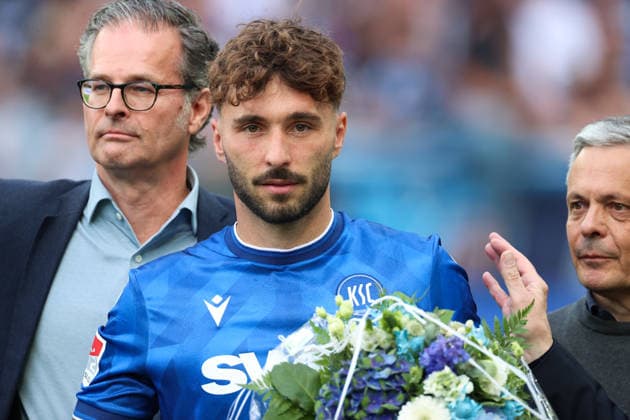 Official farewell to Fabian Schleusener Karlsruher SC, 24 , Karlsruher SC vs VfL Bochum, 2 Bundesliga, 34 Matchday, 2025 2026, 17 05 2026, DFL REGULATES PROHIBIT ANY USE OF PHOTOGRAPHS AS IMAGE SEQUENCES AND OR QUASI VIDEO, Karlsruher SC vs VfL Bochum, 2 Bundesliga, 34 Matchday, 2025 2026, 17 05 2026 Karlsruhe Copyright: xEibner-Pressefoto JanxPrihodax EP_JPA