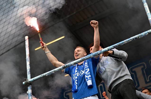 17 05 2026, xfux, Fußball 2 Bundesliga, SV Darmstadt 98 SC Paderborn 07 v l Fabian Holland SV Darmstadt 98 Pyrotechnik, Pyro, Rauch, Feuer, Randale, Bengalos, Rauchbomben, pirotecnica, fumo, fuoco DFL DFB REGULATIONS PROHIBIT ANY USE OF PHOTOGRAPHS as IMAGE SEQUENCES and or QUASI VIDEO Darmstadt