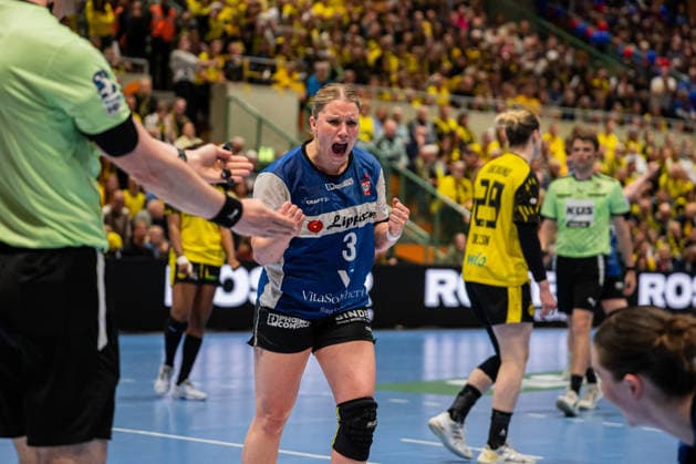 HSG Blomberg Lippe GER vs Borussia Dortmund GER Handball, 1 Handball Bundesliga Women, Final, Game 1, 17 5 2026, Season 2025 2026, Dortmund Laura Rueffieux HSG Blomberg Lippe, 03 cheers over a 7 meter Dortmund Sporthalle Wellinghofen Germany