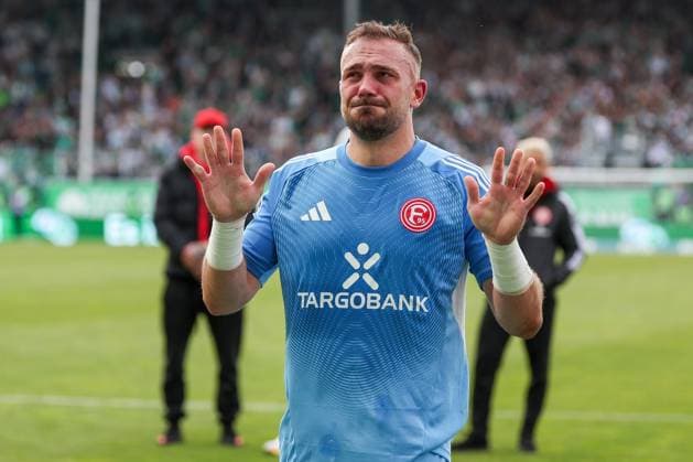 Florian Kastenmeier 33 Fortuna Duesseldorf crying with the fans, after relegation, dejection, disappointment, SpVgg Greuther Fuerth vs Fortuna Duesseldorf, Football, Men, 2 Bundesliga, DFL, Season 2025 2026, 34 Matchday, Second round, 17 05 2026 DFB regulations prohibit any use of photographs as image sequences and or quasi video Fuerth Bayern Germany Copyright: xkolbert-press MartinxAgüerax