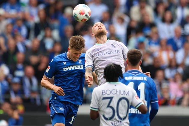 Philipp Hofmann VfL Bochum, 33 wins the duel in the air against Paul Scholl Karlsruher SC, 15 , Karlsruher SC vs VfL Bochum, 2 Bundesliga, 34 Matchday, 2025 2026, 17 05 2026, DFL REGULATES PROHIBIT ANY USE OF PHOTOGRAPHS AS IMAGE SEQUENCES AND OR QUASI VIDEO, Karlsruher SC vs VfL Bochum, 2 Bundesliga, 34 Matchday, 2025 2026, 17 05 2026 Karlsruhe Copyright: xEibner-Pressefoto JanxPrihodax EP_JPA