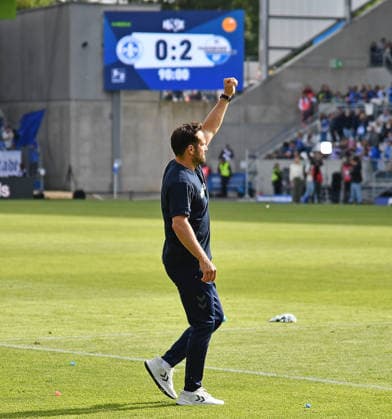 17 05 2026, xhbx, Fußball 2 Bundesliga, SV Darmstadt 98 SC Paderborn 07 v l Trainer Ralf Kettemann SC Paderborn 07 jubeln jubiliert nach Spielende DFL DFB REGULATIONS PROHIBIT ANY USE OF PHOTOGRAPHS as IMAGE SEQUENCES and or QUASI VIDEO Darmstadt