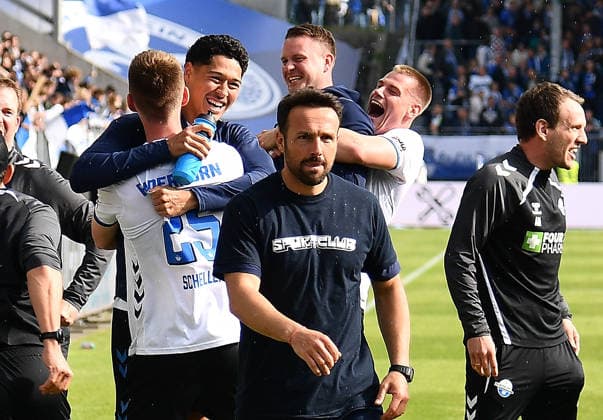 17 05 2026, xhbx, Soccer 2 Bundesliga, SV Darmstadt 98 SC Paderborn 07 v l Team, Players of SC Paderborn 07 cheer after the end of the match , Coach Ralf Kettemann SC Paderborn 07 DFL DFB REGULATIONS PROHIBIT ANY USE OF PHOTOGRAPHS as IMAGE SEQUENCES and or QUASI VIDEO Darmstadt