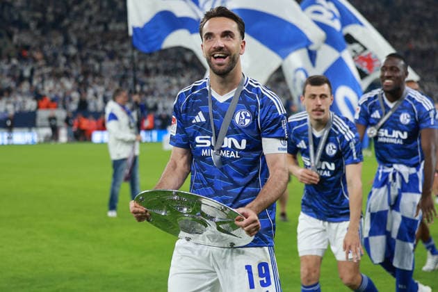 Soccer 2 Bundesliga 34 Matchday FC Schalke 04 Eintracht Braunschweig on 17 05 2026 at the Veltins Arena in Gelsenkirchen Kenan Karaman Schalke with the championship trophy of the 2 Bundesliga DFL regulations prohibit any use of photographs as image sequences and or quasi video xJRx