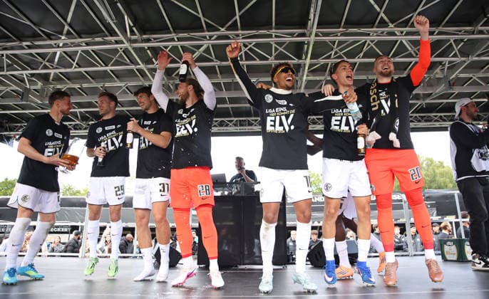 17 05 2026, Football, Men, 2 Bundesliga, Season 2025 2026, SV 07 Elversberg SC Preußen Münster, The SV 07 Elversberg team celebrates promotion to the 1 Bundesliga Elversberg Ursapharm Arena an der Kaiserlinde Saarland Germany DEU Copyright: xSebastianxBachx
