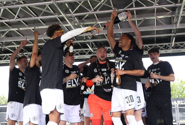 17 05 2026, Football, Men, 2 Bundesliga, Season 2025 2026, SV 07 Elversberg SC Preußen Münster, The SV 07 Elversberg team celebrates promotion to the 1 Bundesliga, Bambase Conte SV 07 Elversberg , Nicolas Kristof SV 07 Elversberg , Jan Gyamerah SV 07 Elversberg Elversberg Ursapharm Arena an der Kaiserlinde Saarland Germany DEU Copyright: xSebastianxBachx