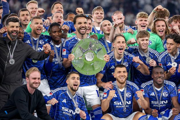 17 05 2026, Football, FC Schalke 04 Eintracht Braunschweig, 34 Matchday, 2 Football Bundesliga, Veltins Arena Gelsenkirchen, Season 2025 2026 Schalke 04 is champion of the 2 Bundesliga The team wins the championship and stands cheering on the pitch Joy and emotions after the victory Group picture team picture with Kenan Karaman Schalke04 19 with the championship trophy DFB regulations prohibit any use of photographs as image sequences and or quasi video North Rhine-Westphalia Germany