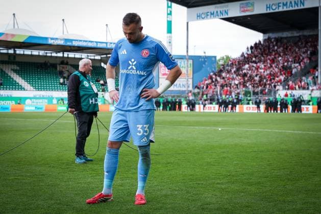 The downed Florian Kastenmeier 33 Fortuna Duesseldorf , in the background the fan block of Fortuna Duesseldorf, which is guarded by the police, SpVgg Greuther Fuerth vs Fortuna Duesseldorf, Football, Men, 2 Bundesliga, DFL, Season 2025 2026, 34 Matchday, Second round, 17 05 2026 DFB regulations prohibit any use of photographs as image sequences and or quasi video Fuerth Bayern Germany Copyright: xkolbert-press MartinxAgüerax