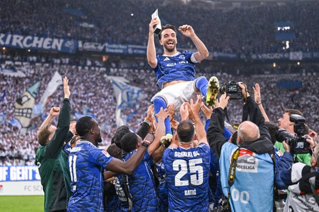 17 05 2026, Soccer, 2 Bundesliga, Season 2025 2026, Matchday 34, FC Schalke 04 Eintracht Braunschweig, Kenan Karaman FC Schalke 04 becomes player of the season and is tossed up with the trophy, xRHR PHOTO YYx Copyright: KROEGER RHR-FOTOx RHR-FOTO YY