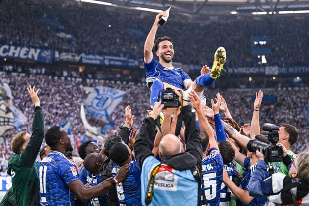 17 05 2026, Soccer, 2 Bundesliga, Season 2025 2026, Matchday 34, FC Schalke 04 Eintracht Braunschweig, Kenan Karaman FC Schalke 04 becomes player of the season and is tossed up with the trophy, xRHR PHOTO YYx Copyright: KROEGER RHR-FOTOx RHR-FOTO YY