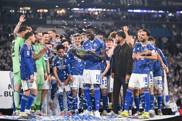17 05 2026, Football, 2 Bundesliga, Season 2025 2026, Matchday 34, FC Schalke 04 Eintracht Braunschweig, FC Schalke 04 2 Bundesliga championship celebration, Bryan Lasme FC Schalke 04 xRHR PHOTO YYx Copyright: KROEGER RHR-FOTOx RHR-FOTO YY