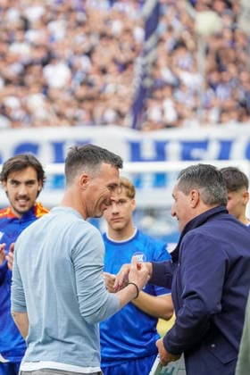 17 05 2026, xdaymx, Soccer 2 Bundesliga, Karlsruher SC VfL Bochum, Coach Christian Eichner in the team circle after the final whistle at his farewell DFL DFB REGULATIONS PROHIBIT ANY USE OF PHOTOGRAPHS as IMAGE SEQUENCES and or QUASI VIDEO Karlsruhe