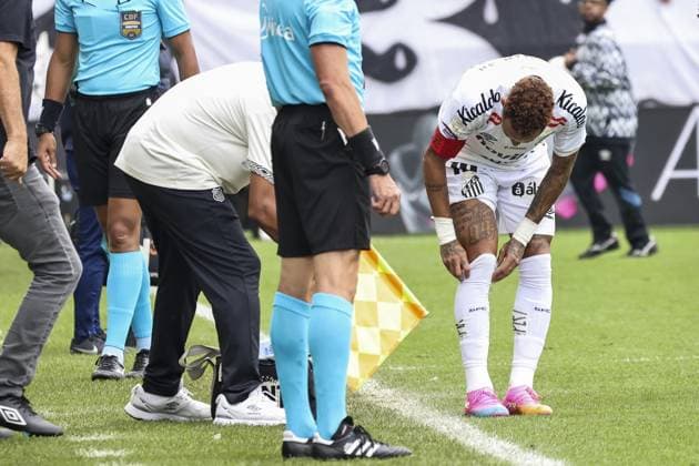 RECORD DATE NOT STATED match between Santos and Coritiba for the Brazilian championship Sao Paulo (SP), 05 17 2026 Santos Coritiba Brazilian Championship Neymar feels pain and leaves the game after the board goes up by mistake in the match between Santos against Coritiba, valid for the 16th round of the Brazilian Championship, at Neo Quimica Arena, this Sunday (17).(Foto: Leco Viana Thenews2 imago images) SPO  Copyright: xLecoxVianax