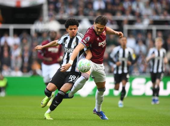 William Osula of Newcastle United (left) and Konstantinos Mavropanos of West Ham United Newcastle United v West Ham United, Premier League, Football, St James Park, Newcastle, UK - 17 May 2026Newcastle St James Park United Kingdom EDITORIAL USE ONLY No use with unauthorised audio, video, data, fixture lists, club league logos or live services. Online in-match use limited to 120 images, no video emulation. No use in betting, games or single club league player publications.  Copyright: xRichardxLee Shutterstockx 16877466aa