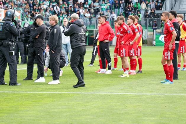 Head coach Alexander Ende Fortuna Duesseldorf talks to the police forces securing the pitch after the match, SpVgg Greuther Fuerth vs Fortuna Duesseldorf, Football, Men, 2 Bundesliga, DFL, Saison 2025 2026, 34 Spieltag, Rueckrunde, 17 05 2026 DFB regulations prohibit any use of photographs as image sequences and or quasi video Fuerth Bayern Germany Copyright: xkolbert-press MartinxAgüerax