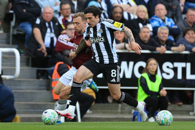 Newcastle United v West Ham United Premier League Sandro Tonali of Newcastle United wins the ball from Jarrod Bowen of West Ham United during the Premier League match at St. James s Park, Newcastle 17 05 2026 UK Newspapers OUT Copyright: xFredxPalmerx FIL-23447-0087