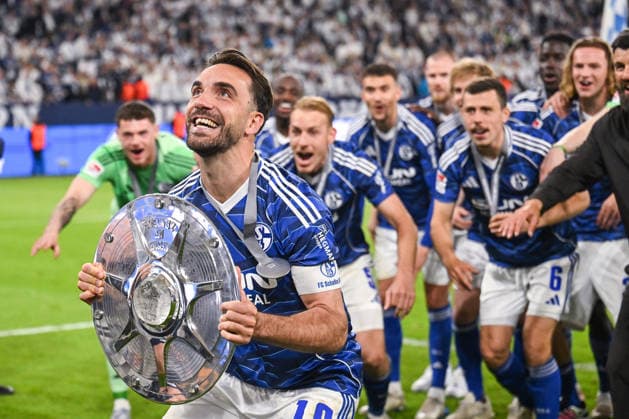 17 05 2026, Football, 2 Bundesliga, Season 2025 2026, 34 Matchday, FC Schalke 04 Eintracht Braunschweig, Championship celebration FC Schalke 04 2 Bundesliga, Kenan Karaman FC Schalke 04 with the championship trophy, xRHR PHOTO YYx Copyright: KROEGER RHR-FOTOx RHR-FOTO YY