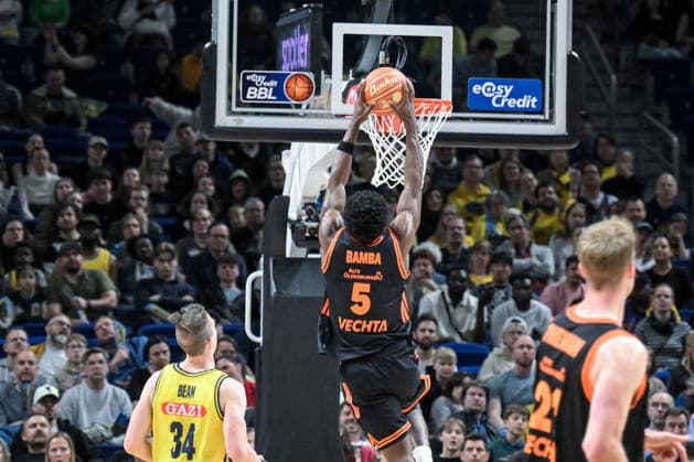 17 05 2026, xlakx, Basketball easyCredit BBL Bundesliga Playoffs, Alba Berlin SC Rasta Vechta v l TJ Bamba Rasta Vechta Korbwurf Berlin