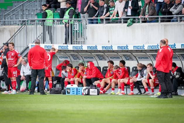 The Duesseldorf team sits dejected on the bench after the end of the game, relegation is sealed, SpVgg Greuther Fuerth vs Fortuna Duesseldorf, Football, Men, 2 Bundesliga, DFL, Season 2025 2026, Matchday 34, Second round, 17 05 2026 DFB regulations prohibit any use of photographs as image sequences and or quasi video Fuerth Bayern Germany Copyright: xkolbert-press MartinxAgüerax