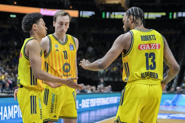 17 05 2026, xlakx, Basketball easyCredit BBL Bundesliga Playoffs, Alba Berlin SC Rasta Vechta v l Jack Kayil Alba Berlin , Moses Wood Alba Berlin , Jwan Roberts Alba Berlin Jubel Berlin