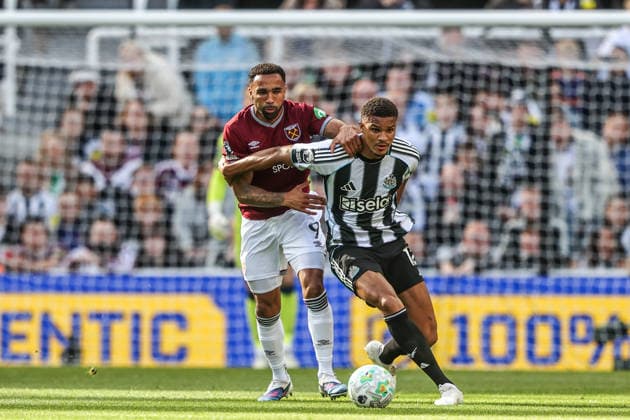 Premier League: Newcastle Untied v West Ham United Malick Thiaw of Newcastle United and Callum Wilson of West Ham United battle for the ball during the Premier League match Newcastle Untied vs West Ham United at St. James s Park, Newcastle, United Kingdom on 17 May 2026 (Photo by Alfie Cosgrove News Images) Newcastle St. James s Park Tyne and Wear United Kingdom Copyright: xAlfiexCosgrove NewsxImagesx