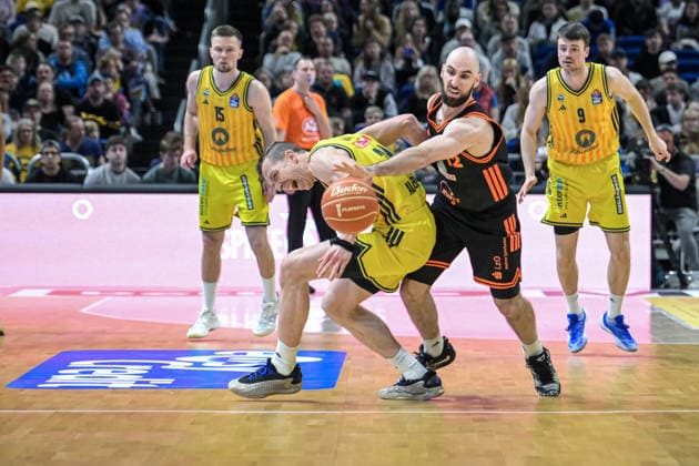 17 05 2026, xlakx, Basketball easyCredit BBL Bundesliga Playoffs, Alba Berlin SC Rasta Vechta v l Moses Wood Alba Berlin , Tommy Kuhse Rasta Vechta duel, duel, fight, tackle Berlin