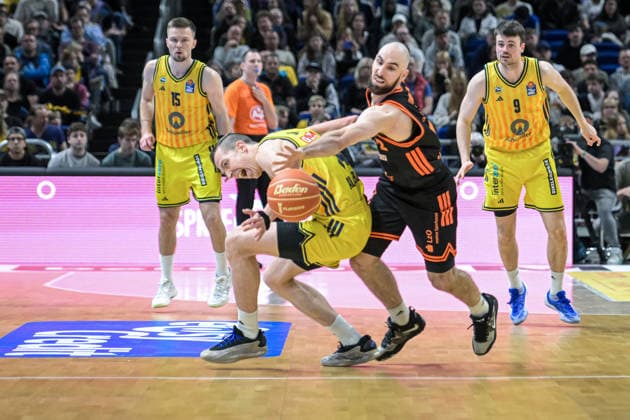 17 05 2026, xlakx, Basketball easyCredit BBL Bundesliga Playoffs, Alba Berlin SC Rasta Vechta v l Moses Wood Alba Berlin , Tommy Kuhse Rasta Vechta duel, duel, fight, tackle Berlin