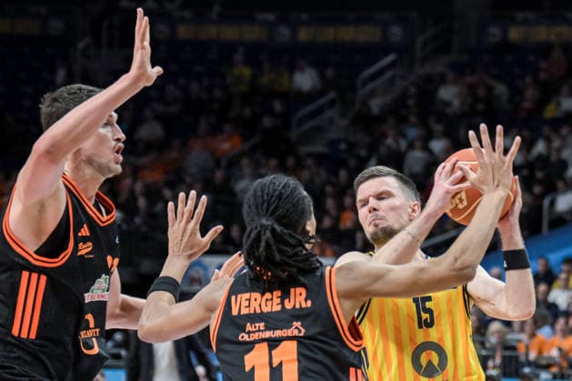17 05 2026, xlakx, Basketball easyCredit BBL Bundesliga Playoffs, Alba Berlin SC Rasta Vechta v l Tibor Pleiß Rasta Vechta , Alonzo Verge Rasta Vechta , Martin Hermannsson Alba Berlin duel, duel, fight, tackle Berlin